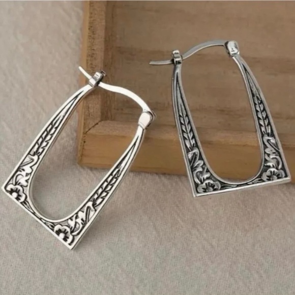 Ondine Branch Bud Bloom Floral Vine Embossed Arched Window Rectangle Garden Hoop - Picture 7 of 15